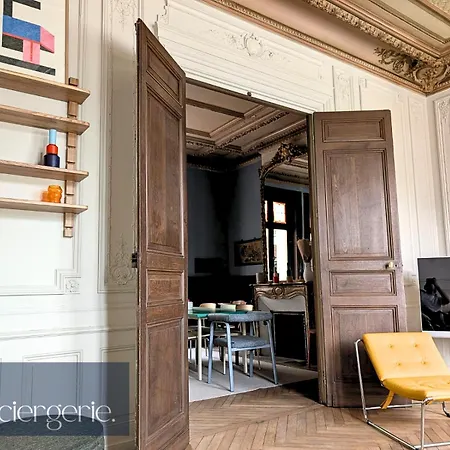 A Louer Au Sein D'une Auberge- Maillochon- Gare - - 酒店 *