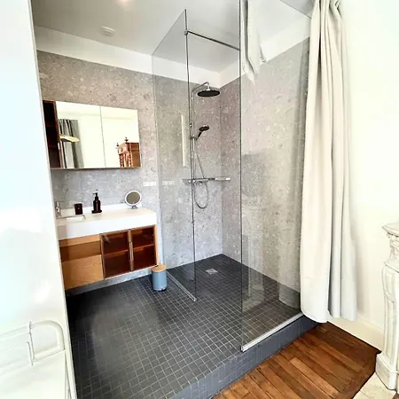 A Louer Au Sein D'une Auberge- Maillochon- Gare - - Hotel *