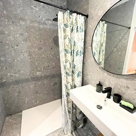 A Louer Au Sein D'une Auberge- Maillochon- Gare - - Otel *