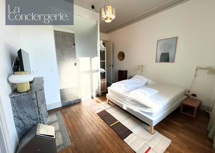 A Louer Au Sein D'une Auberge- Maillochon- Gare - - Hotel *