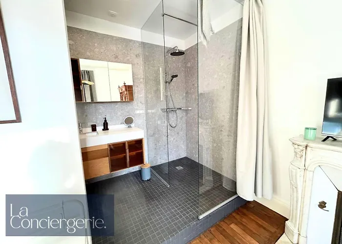 Hotel A Louer Au Sein D'une Auberge- Maillochon- Gare - -