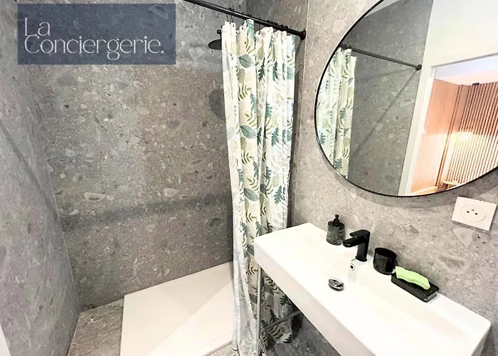 A Louer Au Sein D'une Auberge- Maillochon- Gare - - Hotel